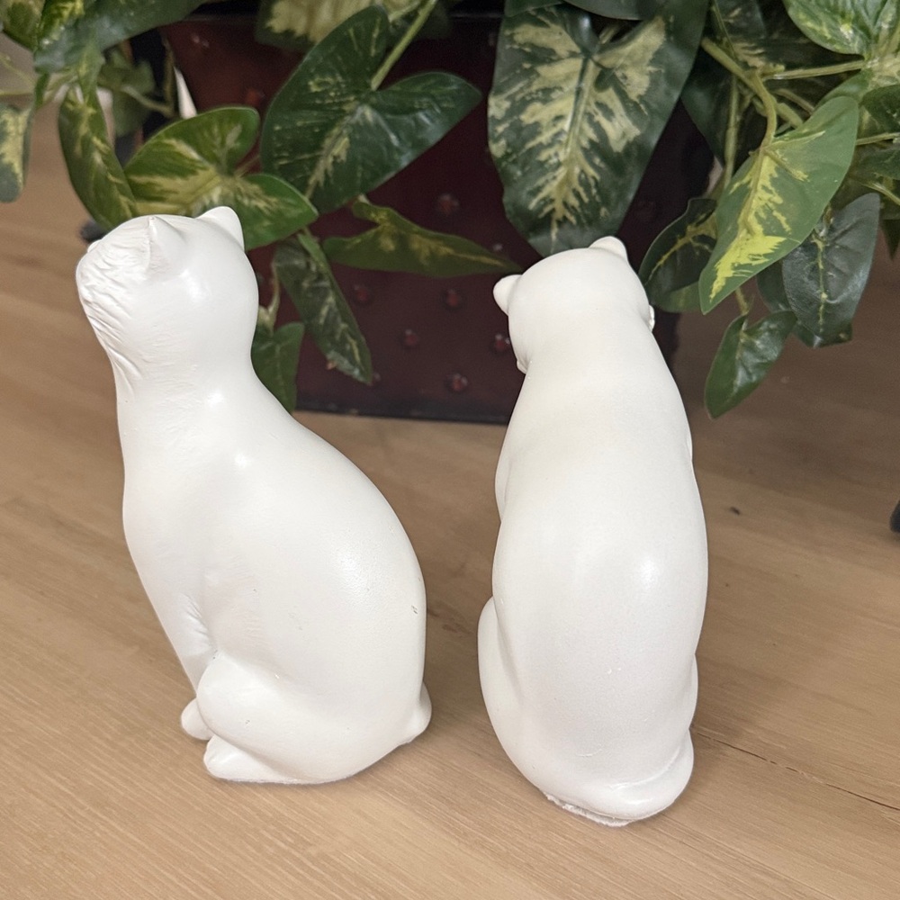 White Ceramic Cat 🐱 Figurines - Picture 5 of 7